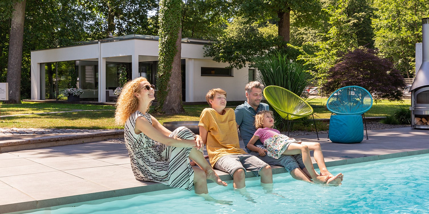 Poolsplace in der World of Living im Erlenpark World of Living, Erlenpark, Familie sitzt am Pool