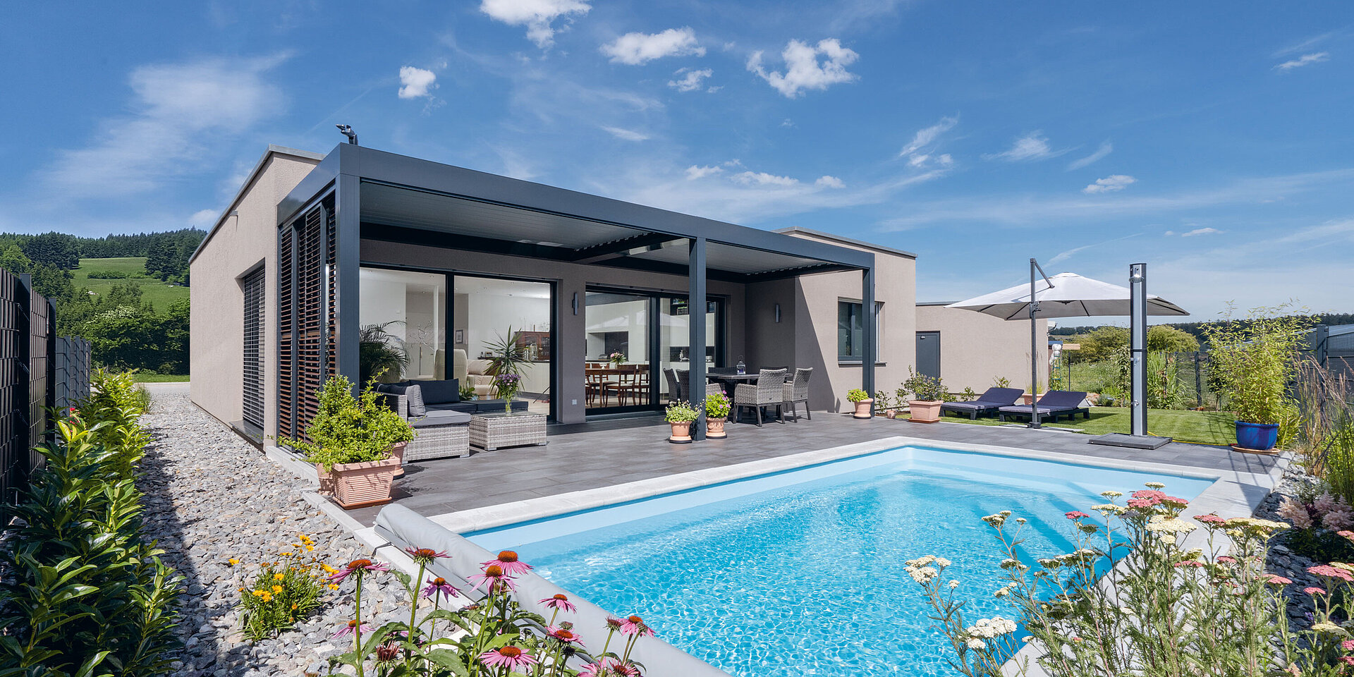 Bungalow Terrassenansicht mit Pool