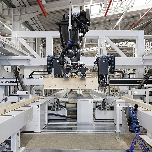Smarte Robotik trifft auf Handwerk - Holzhaus Fertigungsprozess bei WeberHaus