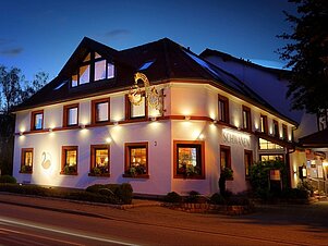 Außenansicht bei Nacht Hotel Schwanen in Kork