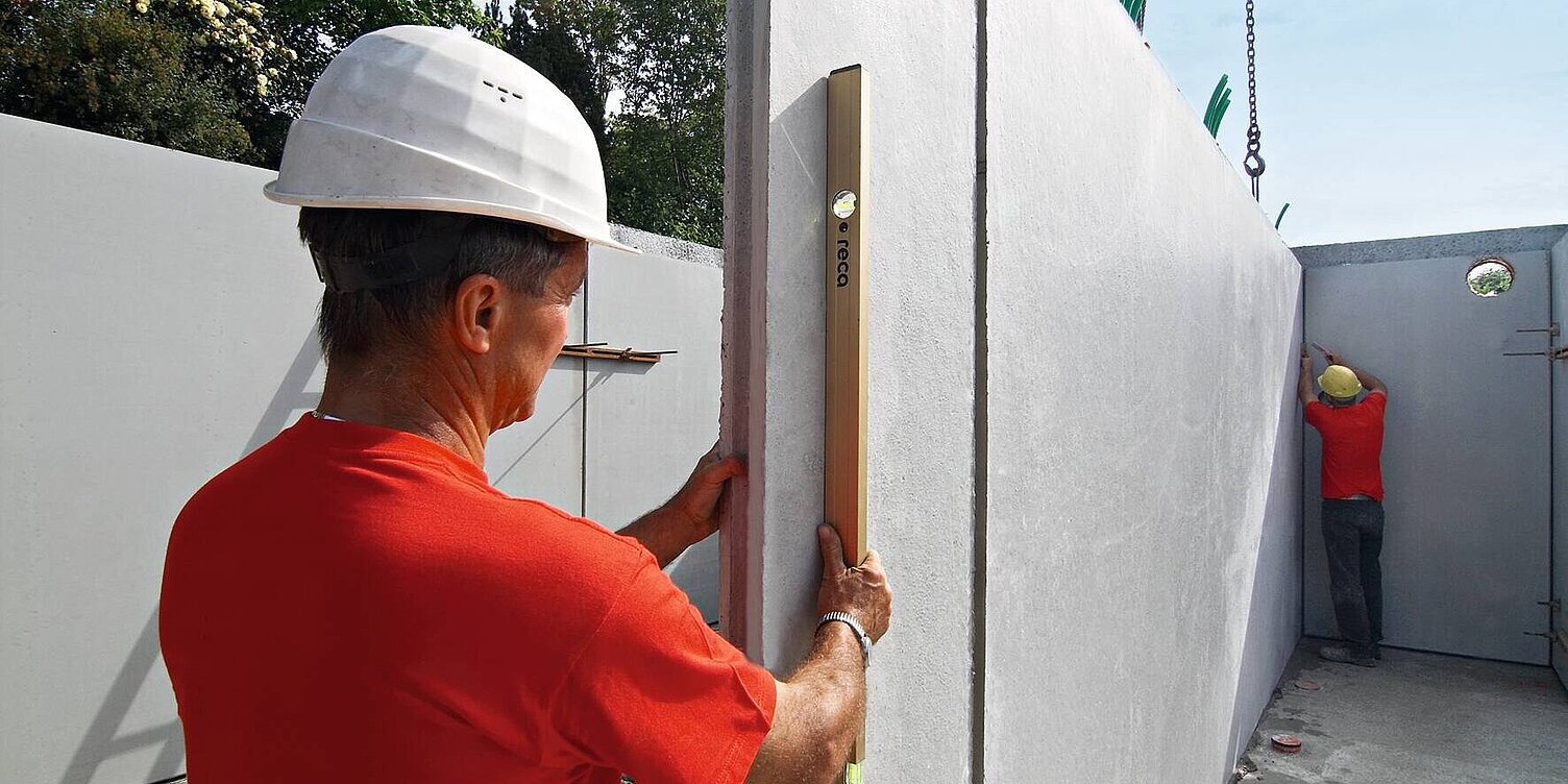 WeberHaus Monteur bei Wandstellen für den Weberith-Keller WeberHaus Monteur bei Wandstellen für den Weberith-Keller